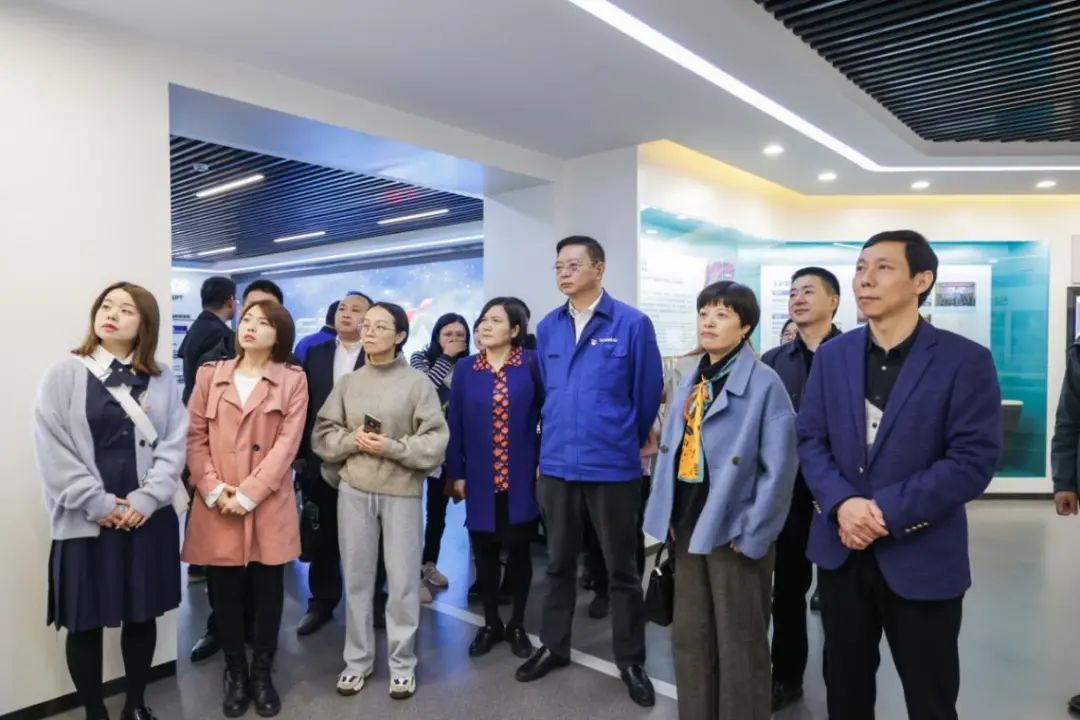 民主黨派湖南省委機(jī)關(guān)青工委團(tuán)隊一行考察山河智能