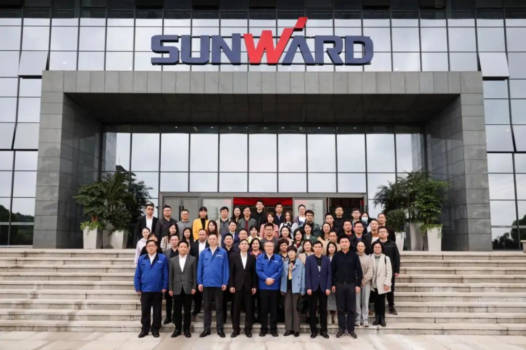 民主黨派湖南省委機(jī)關(guān)青工委團(tuán)隊一行考察山河智能