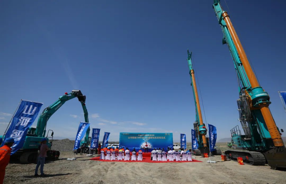 山河智能產(chǎn)品交付中國能建葛洲壩集團，助力建設(shè)大美新疆