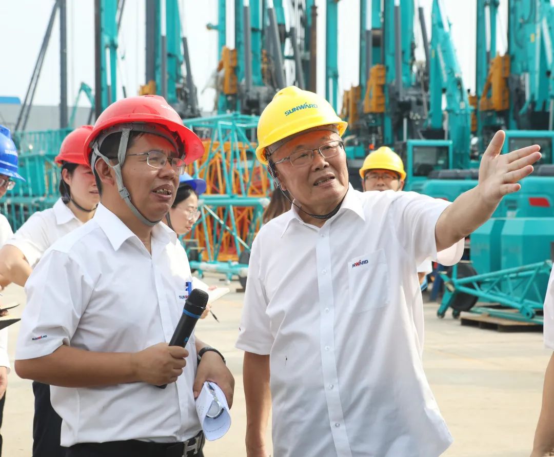 雙鷹翱翔，“E”往無前！——山河智能新一代E系列起重機(jī)下線！