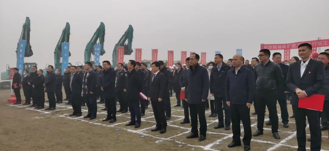 “山河綠”精彩亮相！山河智能裝備全面助力長(zhǎng)沙機(jī)場(chǎng)改擴(kuò)建項(xiàng)目