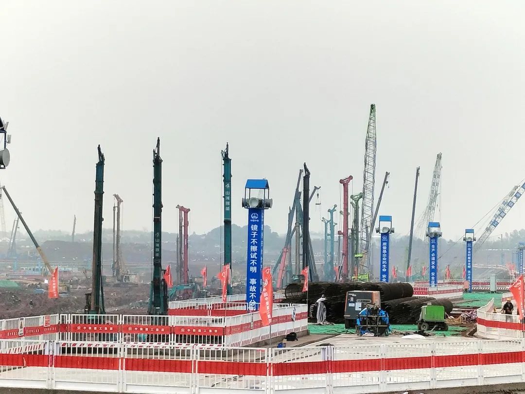 “山河綠”精彩亮相！山河智能裝備全面助力長(zhǎng)沙機(jī)場(chǎng)改擴(kuò)建項(xiàng)目