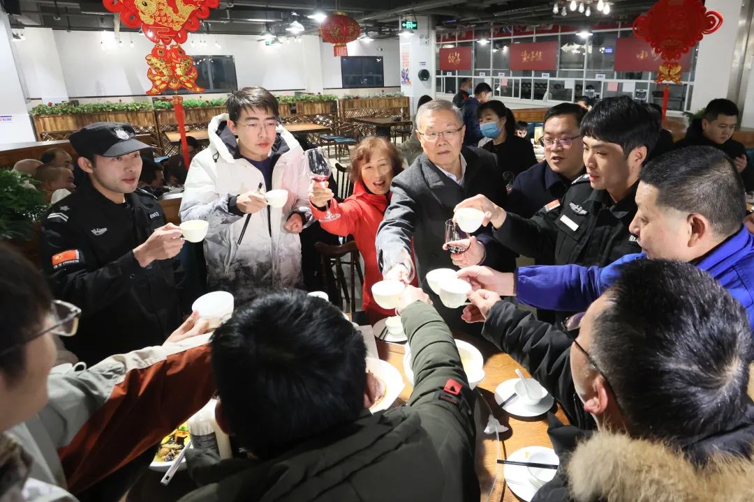 山河智能董事長(zhǎng)何清華與留廠員工一起過(guò)大年！
