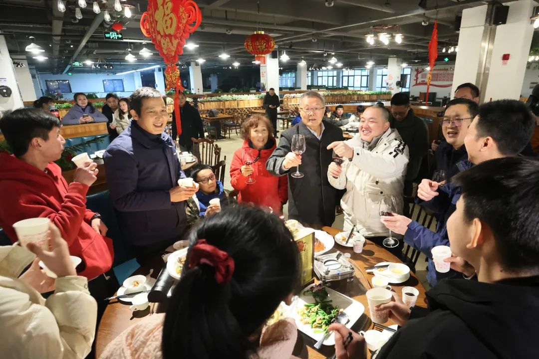 山河智能董事長(zhǎng)何清華與留廠員工一起過(guò)大年！