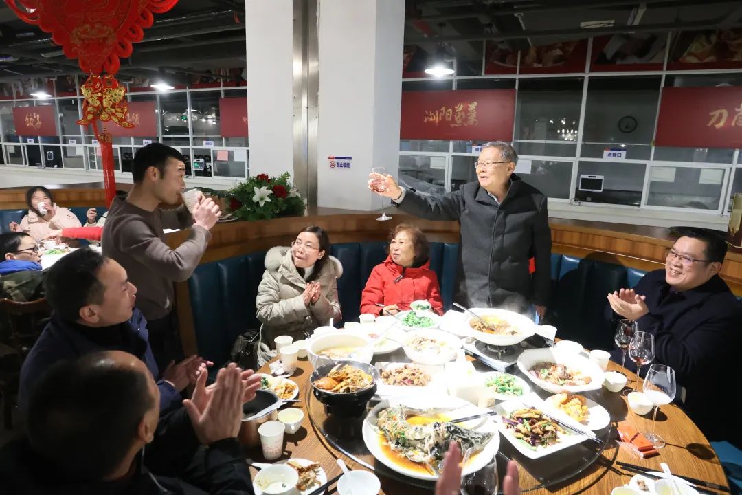 山河智能董事長(zhǎng)何清華與留廠員工一起過(guò)大年！