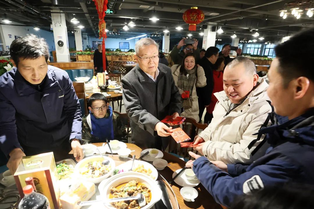 山河智能董事長(zhǎng)何清華與留廠員工一起過(guò)大年！