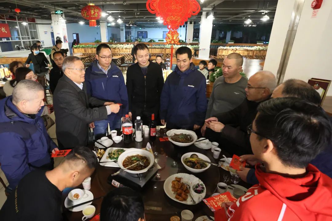 山河智能董事長(zhǎng)何清華與留廠員工一起過(guò)大年！