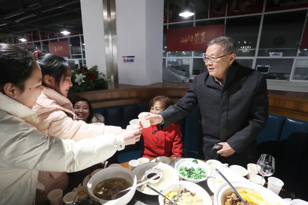 山河智能董事長(zhǎng)何清華與留廠員工一起過(guò)大年！