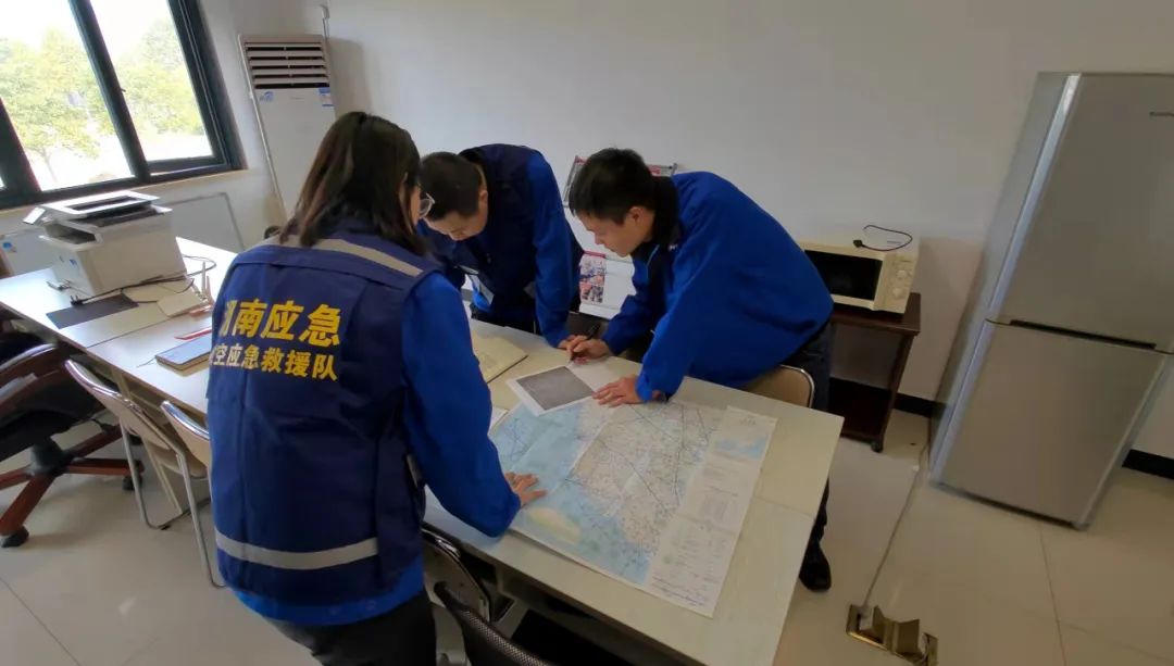 火情就是命令！湖南航空應(yīng)急救援隊(duì)山河機(jī)組展現(xiàn)“山河速度”