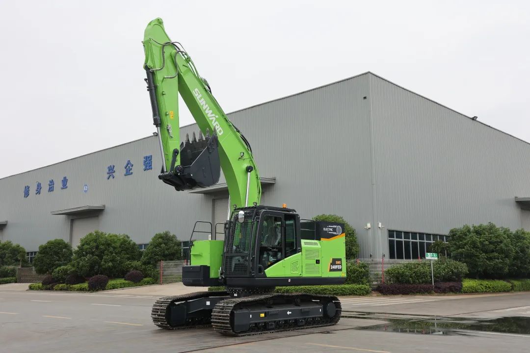 征戰(zhàn)川藏鐵路！山河智能新一代電動(dòng)挖掘機(jī)成功交付