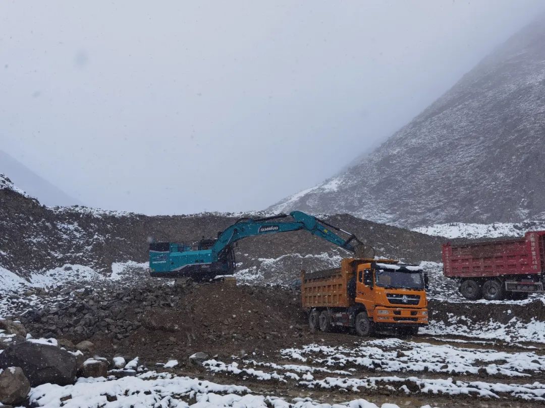 征戰(zhàn)川藏鐵路！山河智能新一代電動(dòng)挖掘機(jī)成功交付