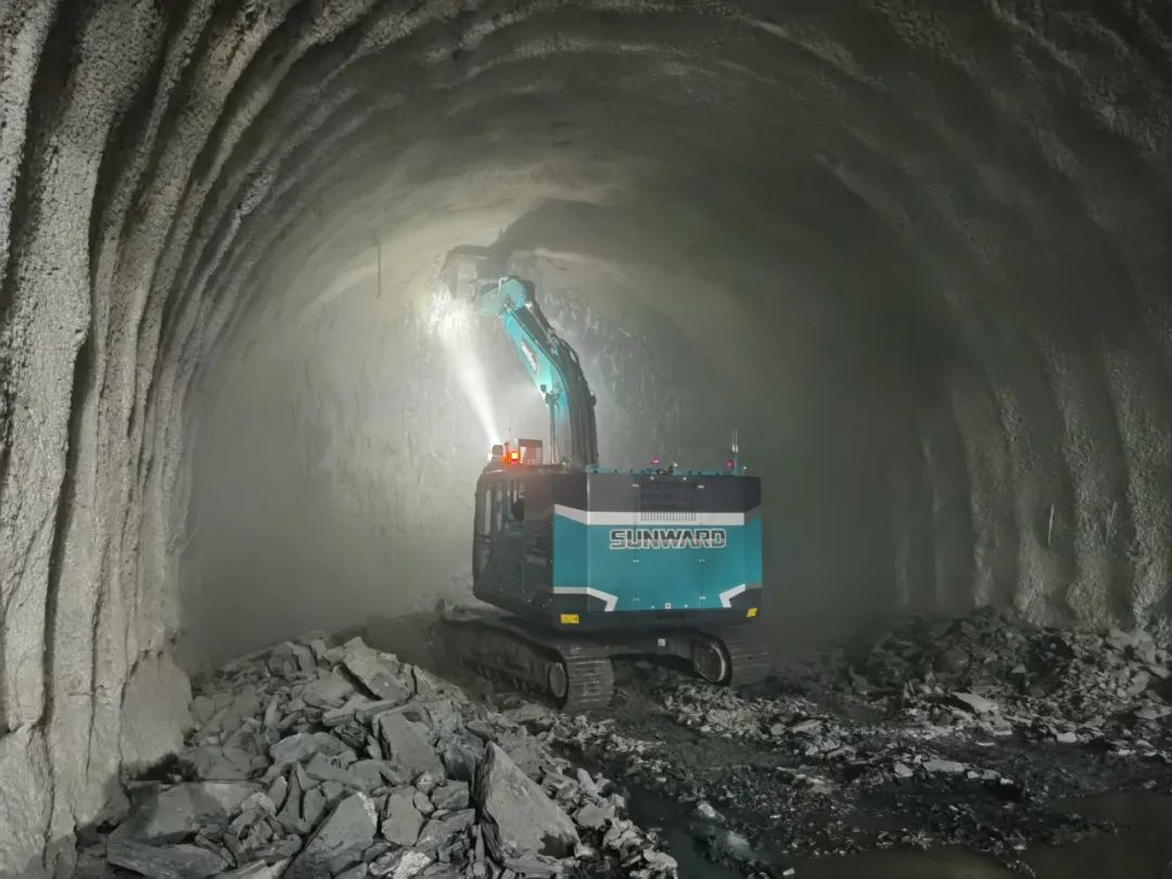 征戰(zhàn)川藏鐵路！山河智能新一代電動(dòng)挖掘機(jī)成功交付