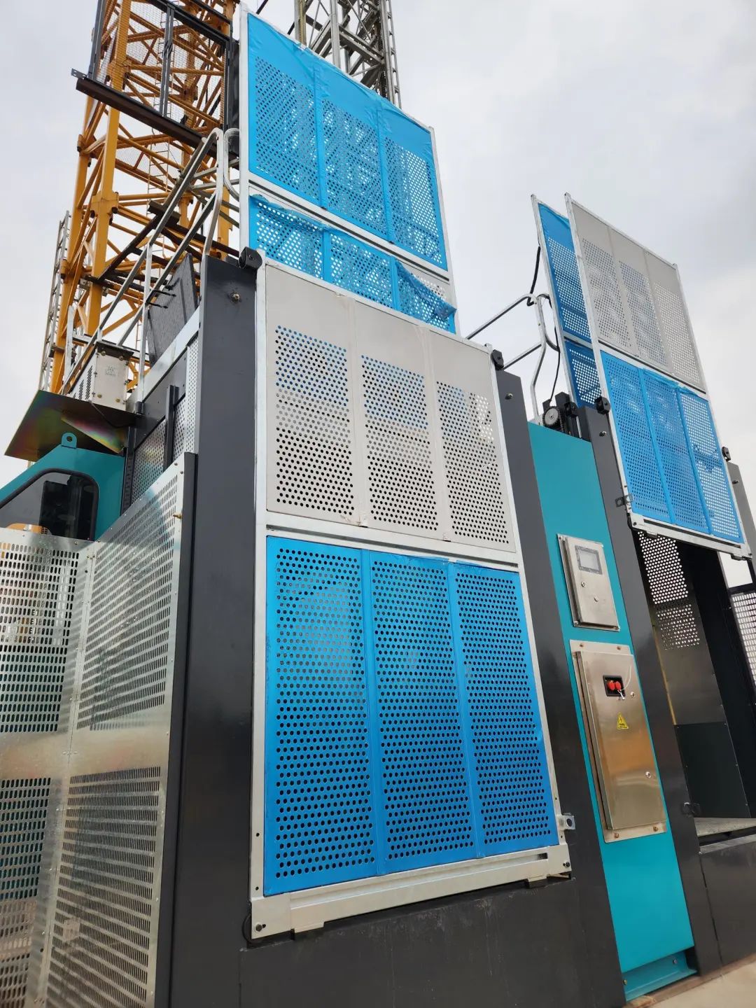 科技顯能、再添新品！山河江麓智能施工升降機(jī)成功下線