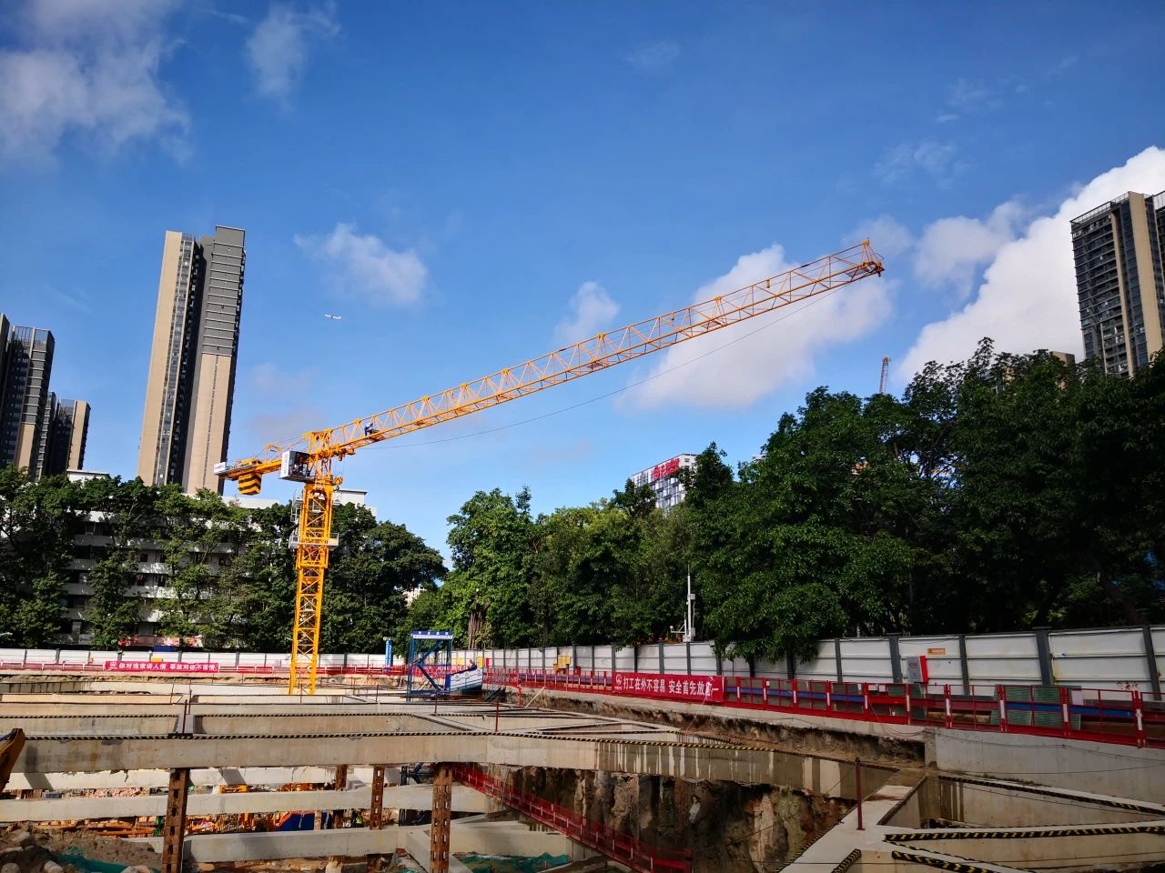 進(jìn)軍深圳市場！山河江麓塔機(jī)為人才建好家
