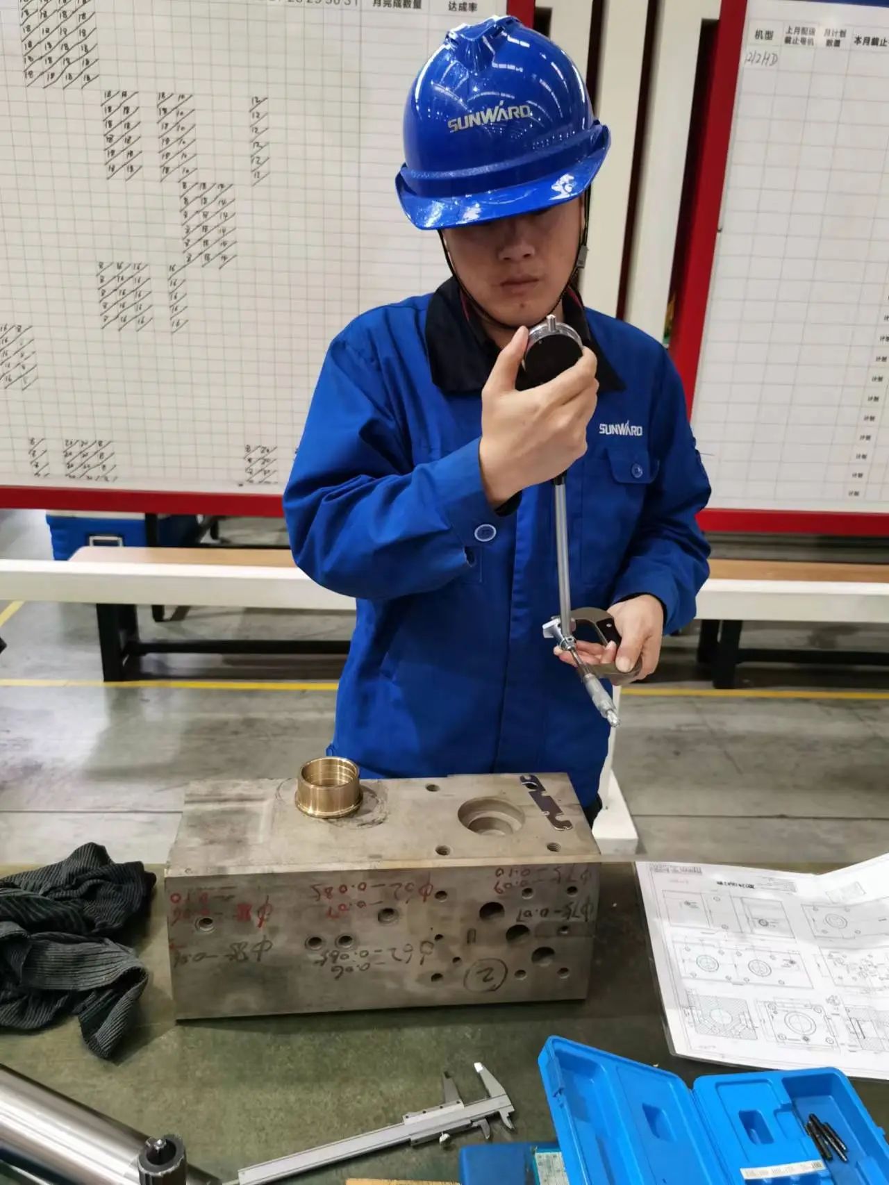 看山河工匠們?nèi)绾斡靡浑p巧手“拿捏”工作、創(chuàng)造“奇跡”