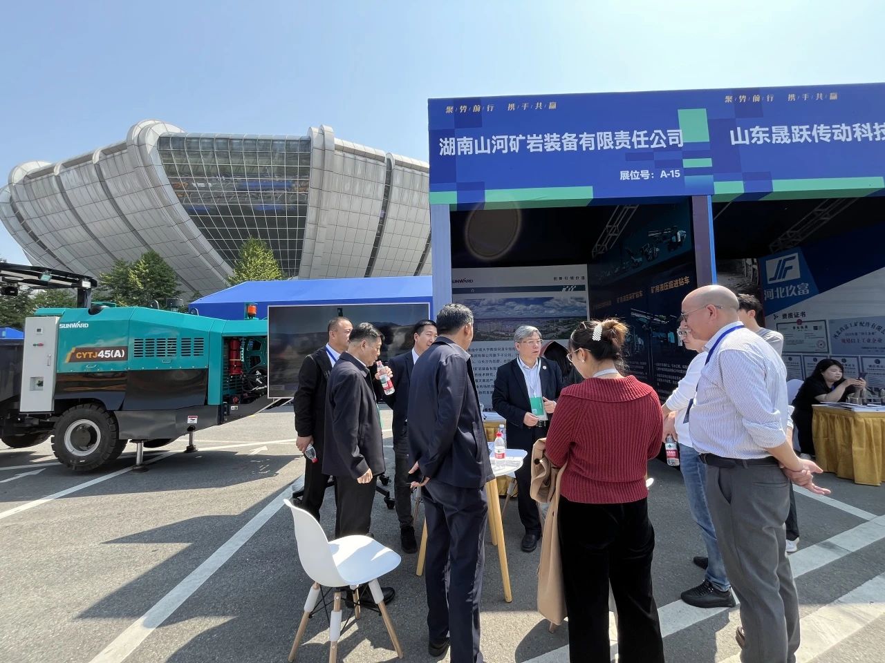 山河礦巖攜井下掘進(jìn)臺車亮相蒼南礦山井巷機(jī)械展