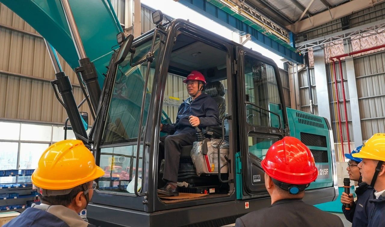 聚焦市場需求，山河智能三款精品工程液壓挖掘機(jī)成功下線