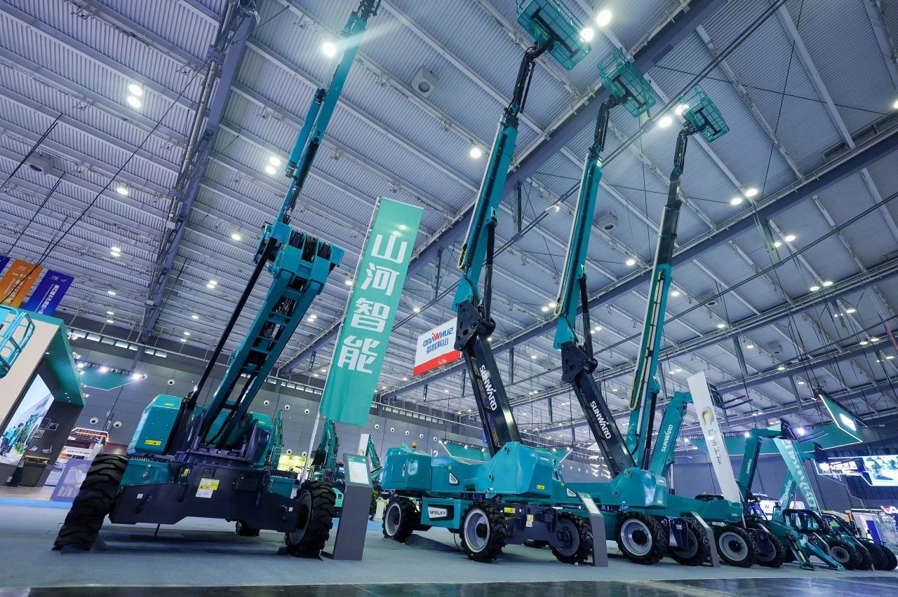 2025 CICEE | 山河智能SWT34JE-P電動(dòng)直臂式高空作業(yè)平臺(tái)重磅發(fā)布！