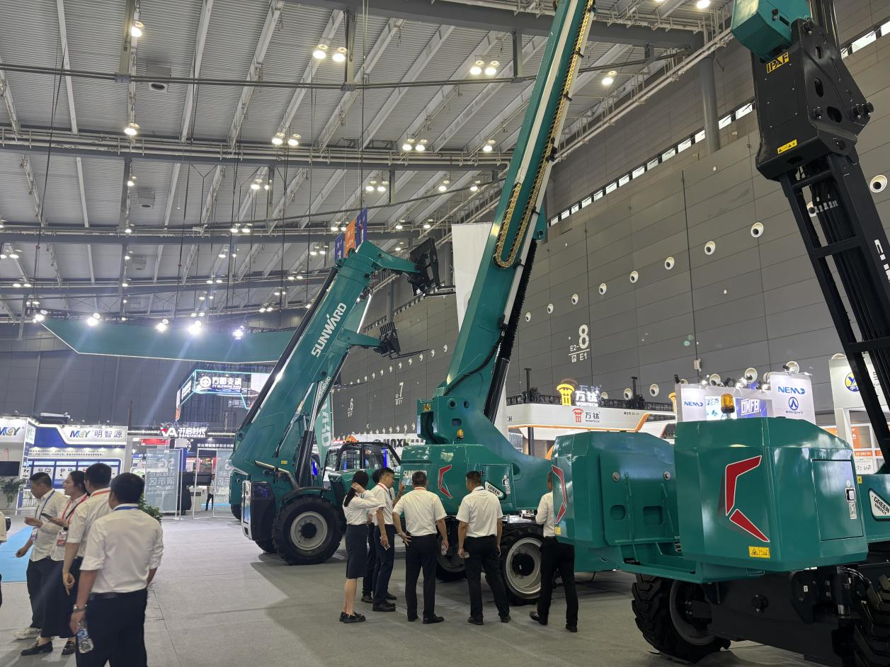 2025 CICEE | 山河智能SWT34JE-P電動(dòng)直臂式高空作業(yè)平臺(tái)重磅發(fā)布！