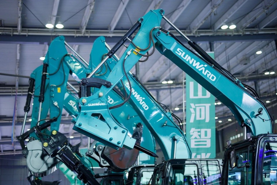 2025 CICEE | 從單一工具邁向多元化解決方案，山河智能呈現(xiàn)非凡挖掘機(jī)風(fēng)采