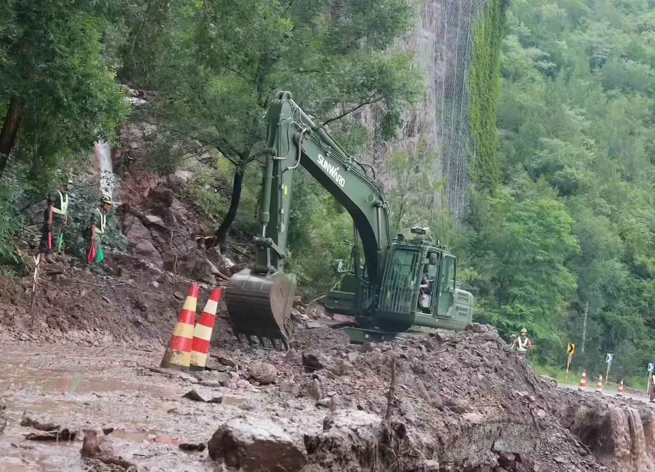 關(guān)注！山河智能應(yīng)急救援裝備助力武警沖鋒北京暴雨搶險(xiǎn)救災(zāi)一線！